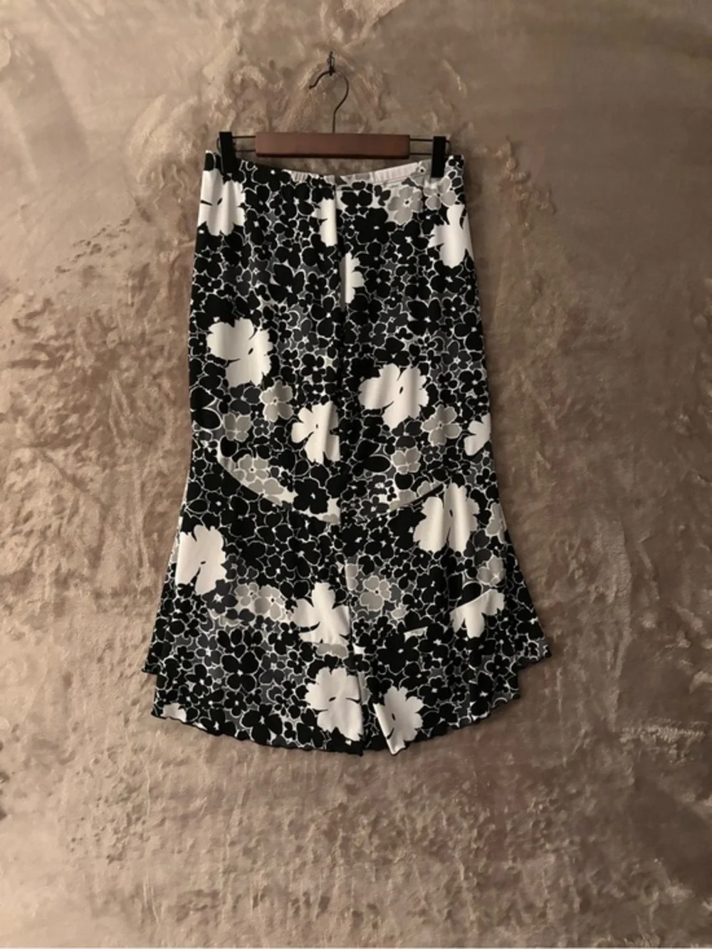 Susan Lawrence Asymmetrical Skirt Women’s Size L Black /White Floral Print